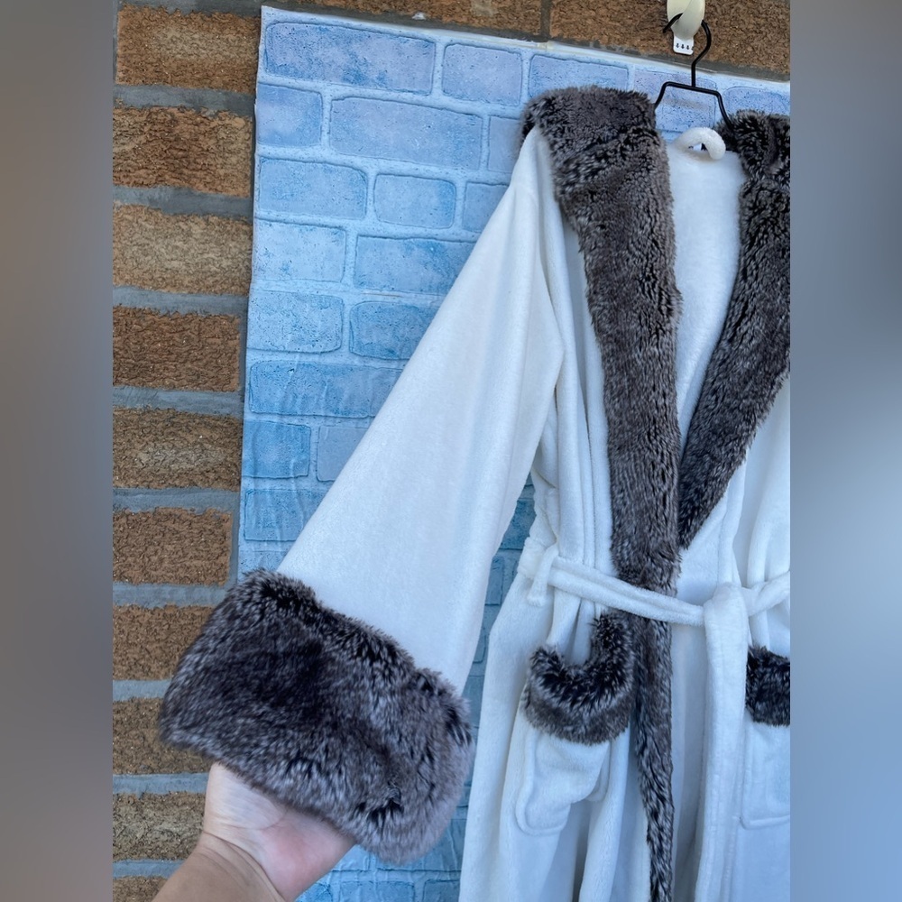 Pottery Barn White Faux Fur Trim robe size medium - Picture 5 of 12
